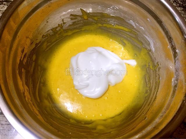 把蛋白的三分之一倒入蛋黄糊中，上下拌匀，烤箱上火120度、下火150度预热