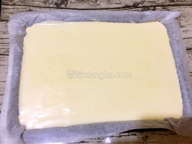 烤盘铺上油纸，把蛋糕糊倒进烤盘中，抹平表面，提起烤盘震一震，震出大气泡