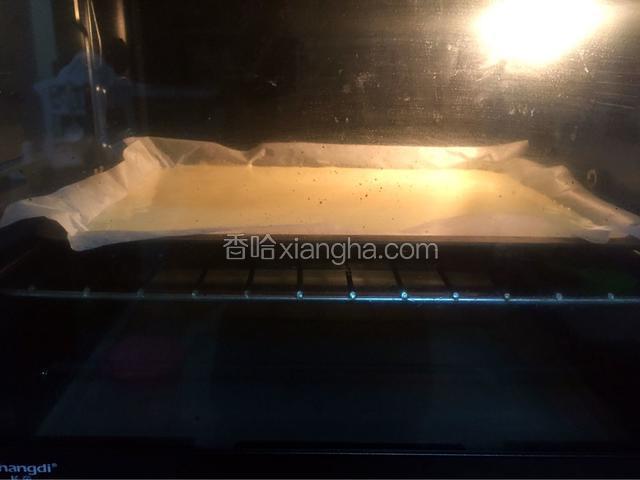 放进预热好的烤箱，上火120度，下火150度，中层15-20分钟