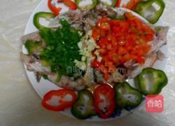 青红椒蒸鱼头的做法图解5