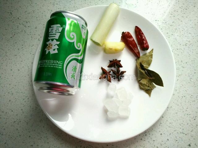 备好啤酒、冰糖、八角、香叶、干辣椒、姜、大葱段。