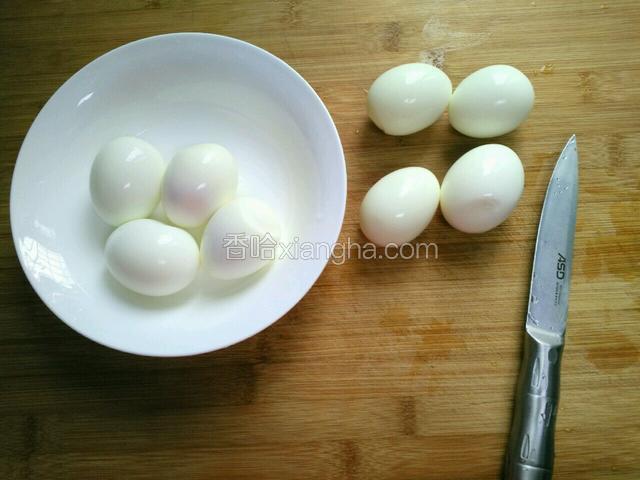 鸡蛋剥掉壳，再用刀在鸡蛋上面切几刀浅口(好入味)。