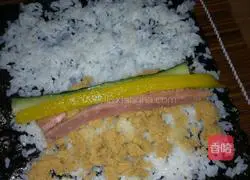 Illustration of how to make meat floss sushi 5
