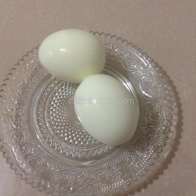 鸡蛋煮熟去壳。
