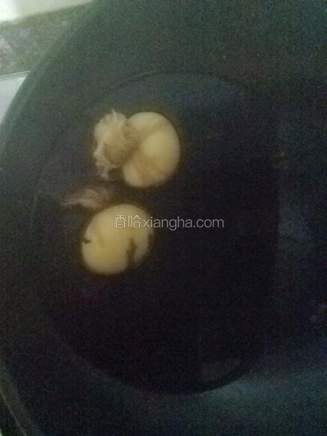 用茶叶蛋料煮两三分钟即可，煮时间过长的话，鸡蛋要变老的，然后在汁水里浸泡半小时，以便上色。