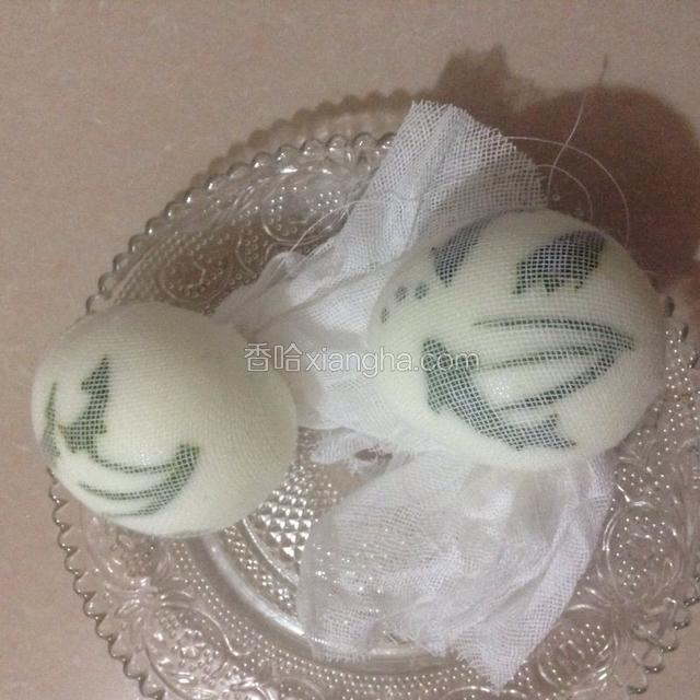 用纱布扎紧。