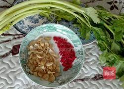 百合枸杞炒西芹的做法图解1