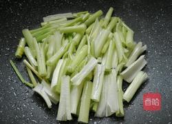 百合枸杞炒西芹的做法图解7