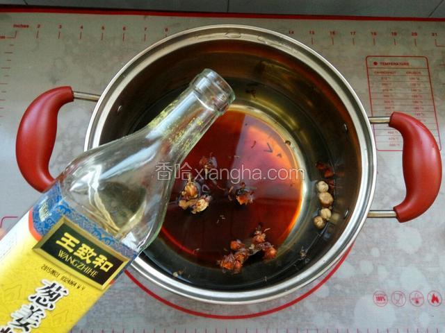 在到入老抽酱油和料酒