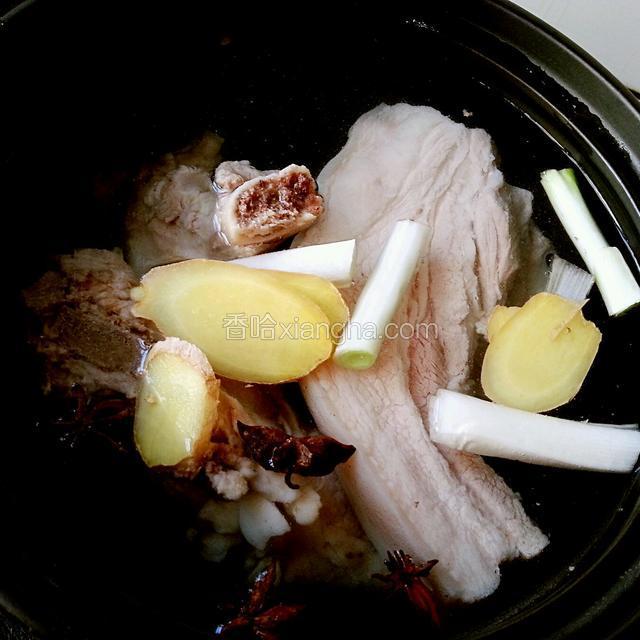 将提前焯好水的五花肉最好同时加几块大骨一起放入砂锅，加入葱、姜、大料、料酒，烧开转小火煮至五花肉用筷子能轻轻扎透即可。
