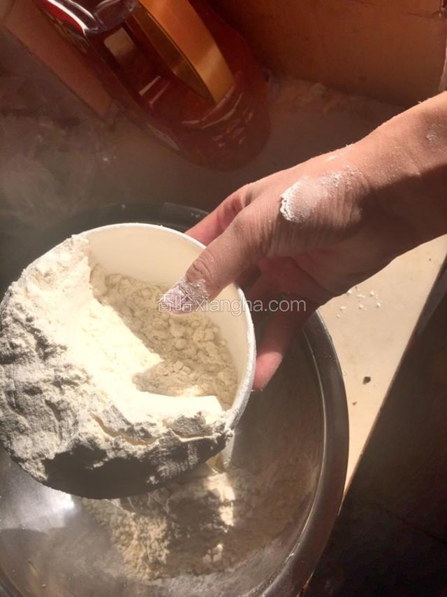家用饭碗，盛四碗面粉，准备和面。