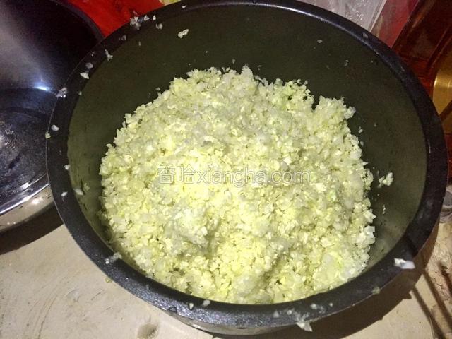 白菜绞碎或剁碎，用手拿捏两次，去水。