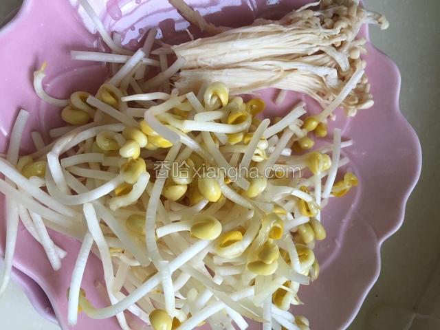 豆芽摘好，金针菇剪去根部。