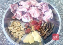 黄芪党参猪骨汤的做法图解1