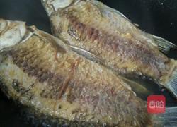 香芹烧河鲫鱼的做法图解3