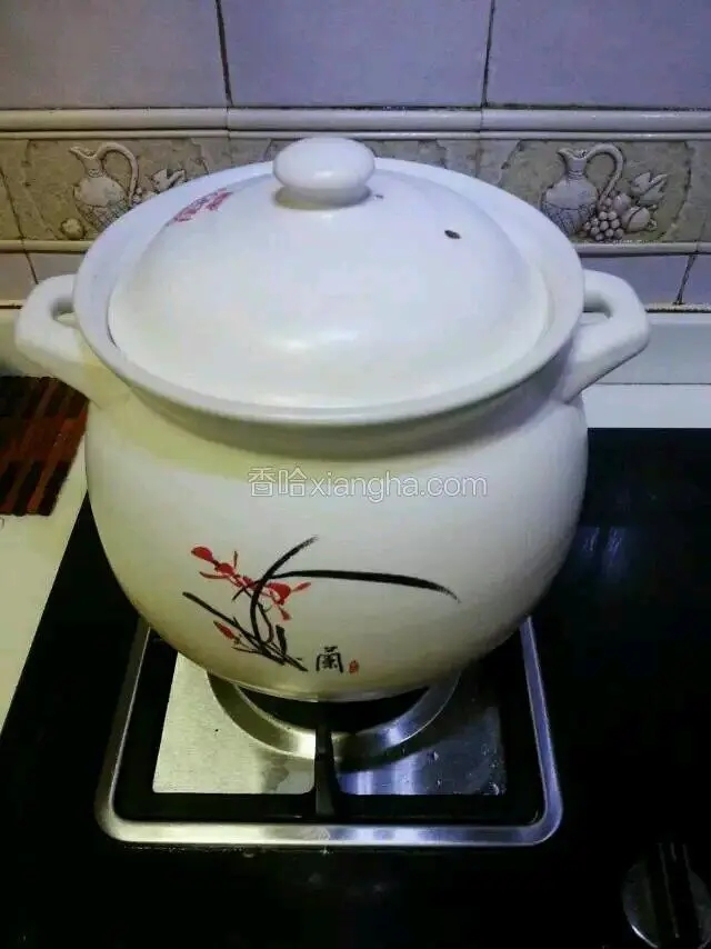 盖上盖子，大火烧开，小火煲30分钟。