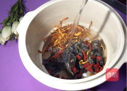 虫草花枸杞炖乌鸡汤的做法图解3