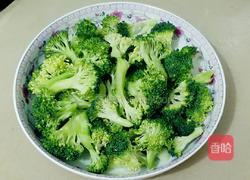 肉末淋西兰花的做法图解1