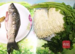 鲫鱼金针菇汤的做法图解1