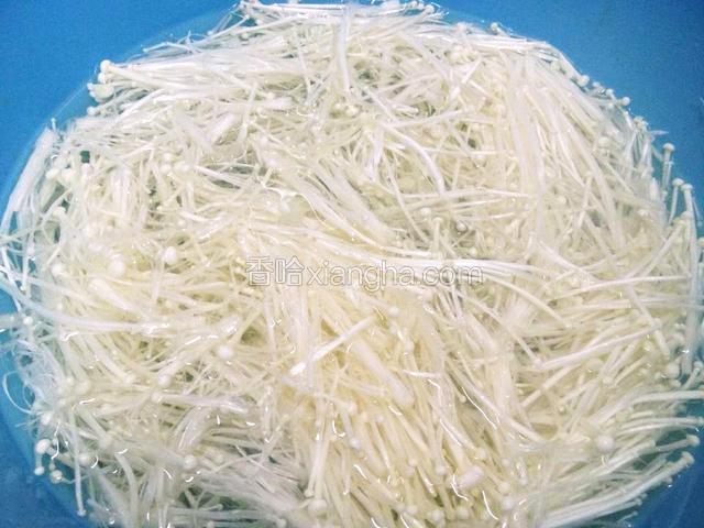 金针菇切掉前边根头,拆散,用淡盐水泡10分钟.