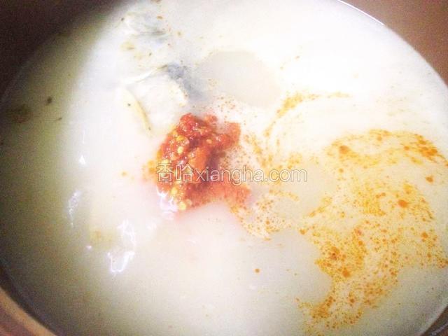 调入醋、辣椒酱,煮5分钟.