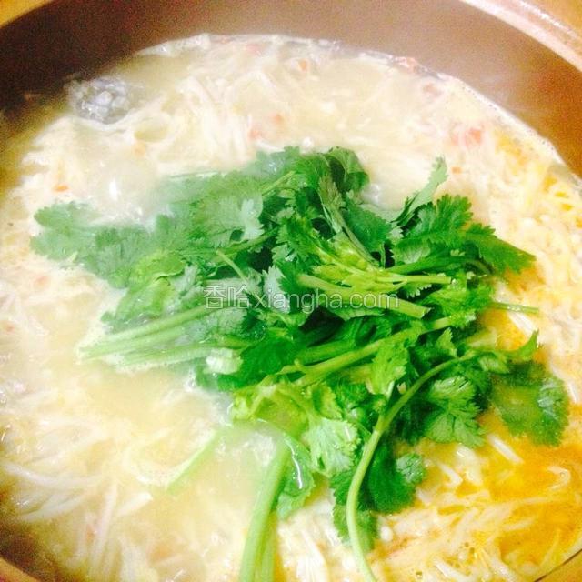 5分钟后,调入适量盐、少许鸡粉,撒上葱花、香菜,美味鲫鱼金针菇汤完成了！
