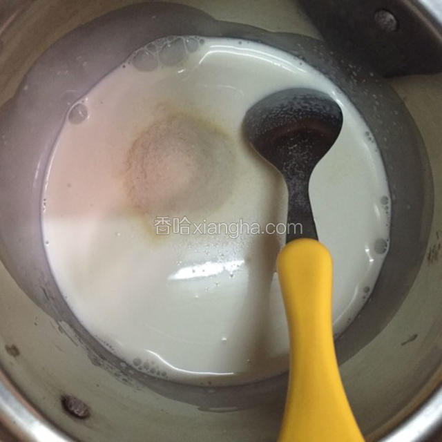 牛奶加淡奶油搅拌均匀后加入吉利丁粉