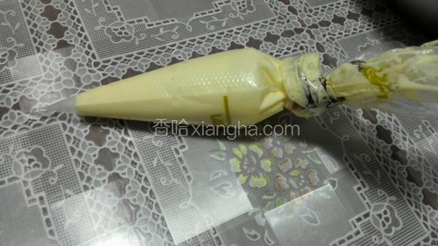 翻拌好的蛋糕糊取一小部分放入裱花袋！（这时180度预热烤箱）