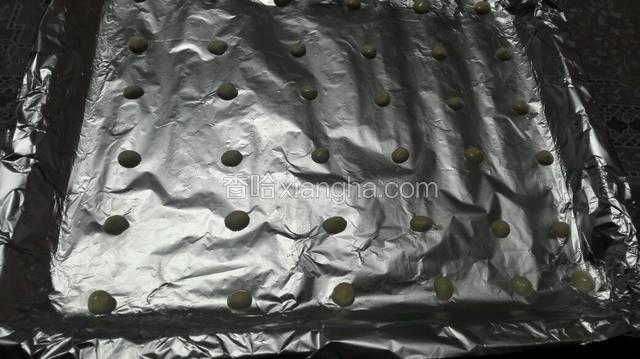 装有蛋糕糊的裱花袋剪一小口在预热的烤盘上挤出小圆点，180度烤一分钟！