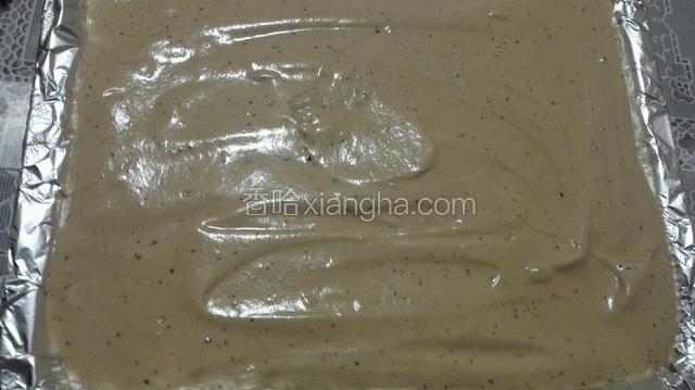 一的分钟后拿出再把咖啡蛋糕糊倒入烤盘抹平，烤箱180度烤20分钟！