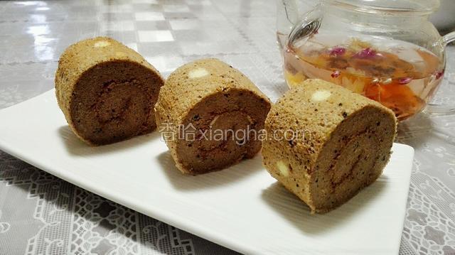 定型之后切成段装盘！