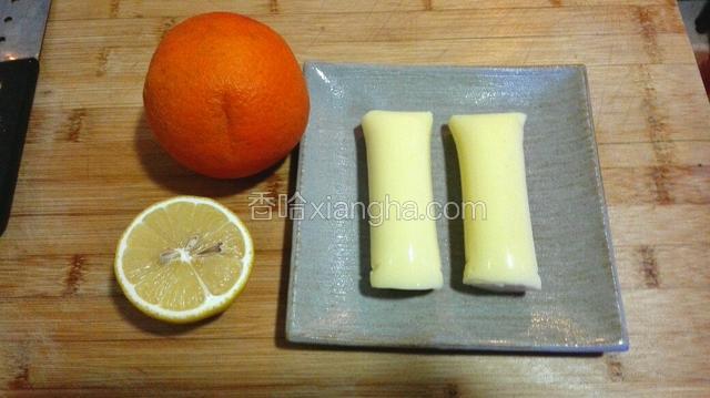 玉子豆腐取出，橙子在淡盐水中浸泡半小时，用刷子刷干净橙子表皮，搽干备用