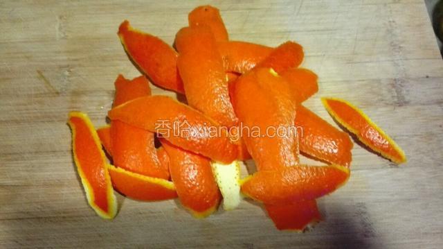 用瓜皮刀刮下橙子皮