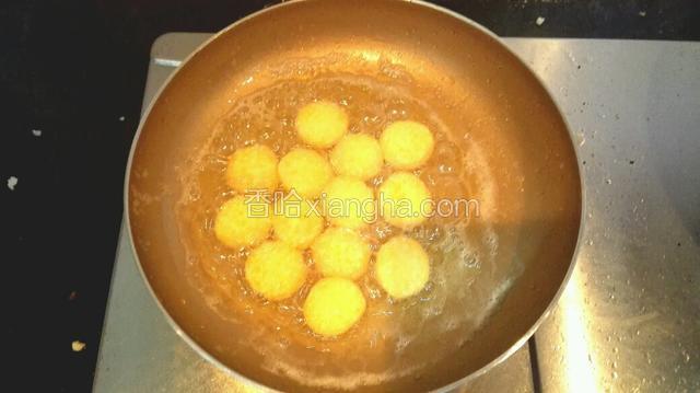 热锅放油将玉子豆腐放入煎锅，中小火煎至两面金黄