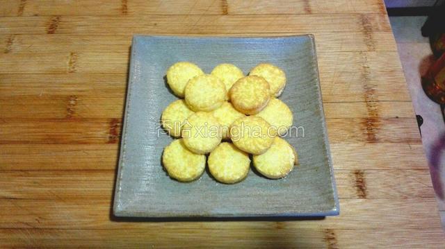 将煎好的玉子豆腐摆入盘中