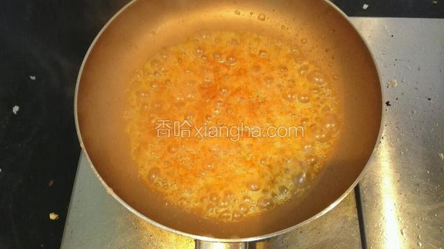 将调好的橙子汁倒入锅中，中小火熬制，要不停的搅动，熬至汤汁粘稠起大泡即可