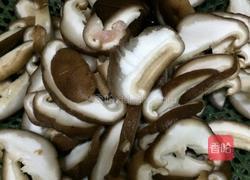 瘦肉炒蘑菇的做法图解1