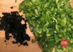 甜椒炒蛋的做法图解1