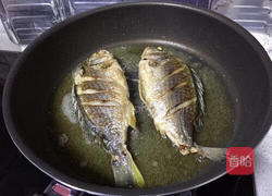 煎黄翅鱼的做法图解7