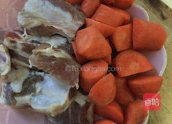 胡萝卜板栗排骨的做法图解1