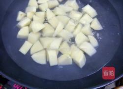 排骨焖土豆的做法图解2
