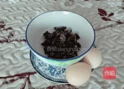 木耳炒鸡蛋的做法图解1