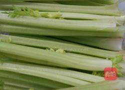 西芹花生的做法图解2