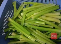 西芹花生的做法图解3