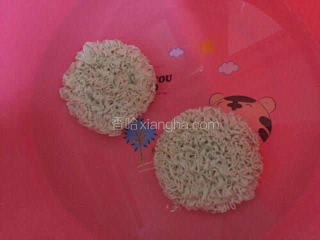 面饼泡水约35分钟。