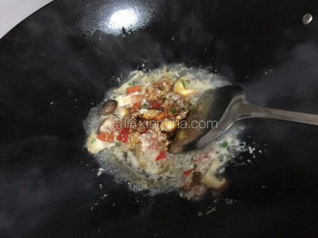 另外一个锅，热适量油，放入辣椒丁、香菇丁、猪肉沫，放入一汤勺酱油、半汤勺蚝油。