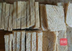 冻豆腐蒜苗炒肉的做法图解2