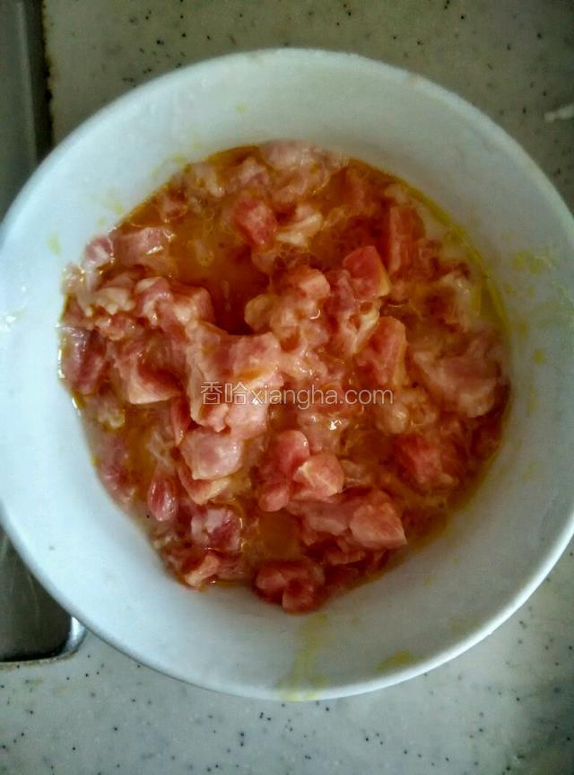 猪肉切小丁加水淀粉（10克水+20克淀粉），加5克油搅拌均匀备用。