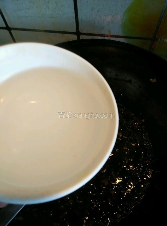 倒入300克清水，小火烧5分钟