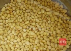 黄豆猪蹄催乳汤的做法图解2